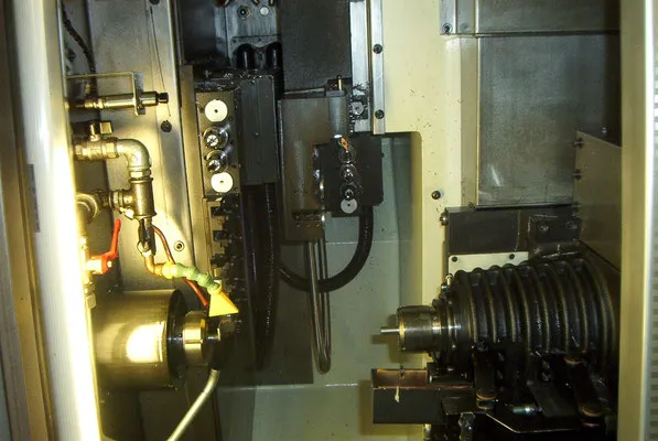 Blick in den Arbeitsraum einer Werkzeugmaschine mit Spannvorrichtung